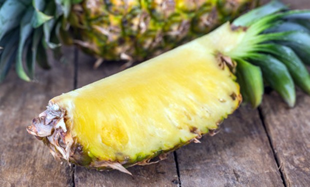 Wie isst man eine Ananas?