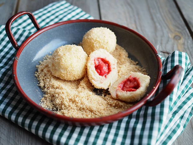 Erdbeerknödel aus Topfenteig