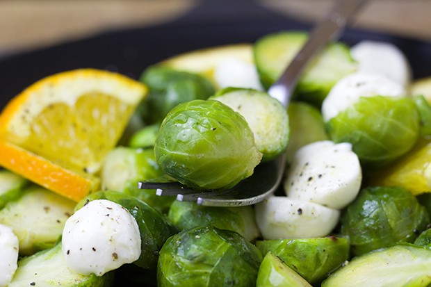 Kohlsprossensalat mit Orangen und Mozzarella