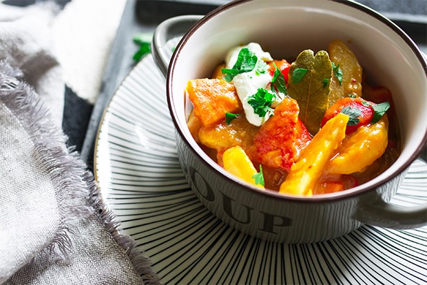 Vegetarisches Erdäpfelgulasch mit Kürbis