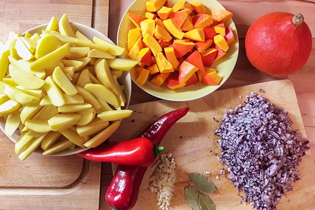 Vegetarisches Erdäpfelgulasch mit Kürbis