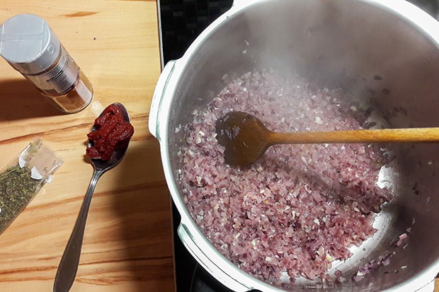 Vegetarisches Erdäpfelgulasch mit Kürbis