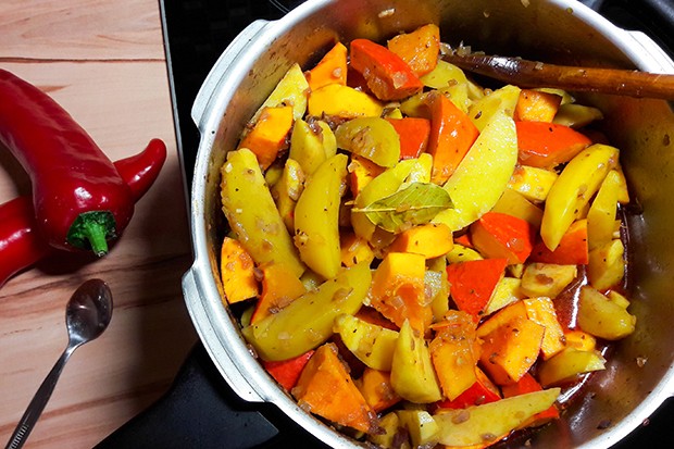 Vegetarisches Erdäpfelgulasch mit Kürbis
