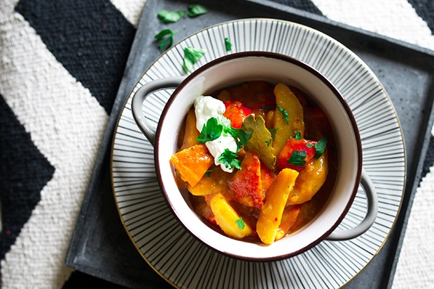 Vegetarisches Erdäpfelgulasch mit Kürbis