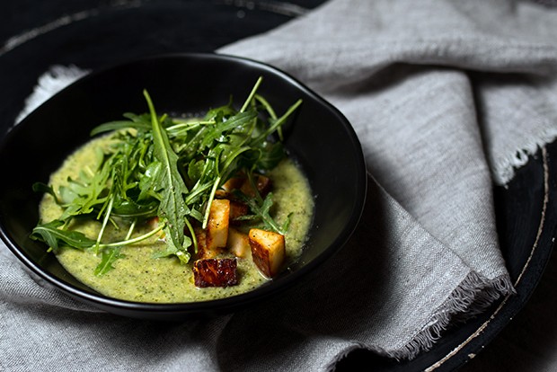 Grüne Gemüsesuppe mit Parmesan und Halloumitopping