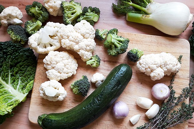 Grüne Gemüsesuppe mit Parmesan und Halloumitopping
