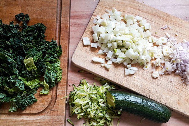Grüne Gemüsesuppe mit Parmesan und Halloumitopping