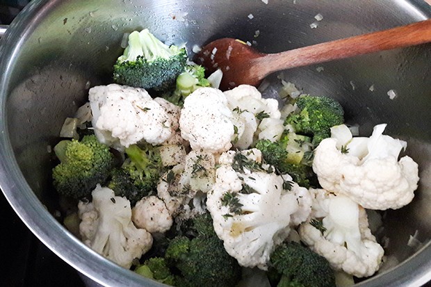 Grüne Gemüsesuppe mit Parmesan und Halloumitopping