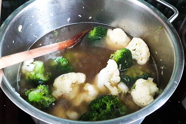 Grüne Gemüsesuppe mit Parmesan und Halloumitopping