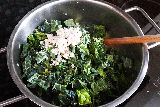 Grüne Gemüsesuppe mit Parmesan und Halloumitopping