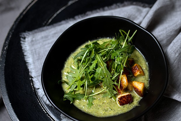 Grüne Gemüsesuppe mit Parmesan und Halloumitopping