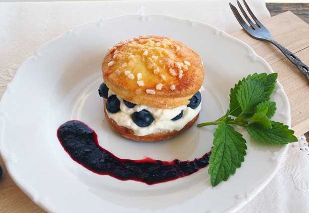 Süßer Burger trifft frische Beeren