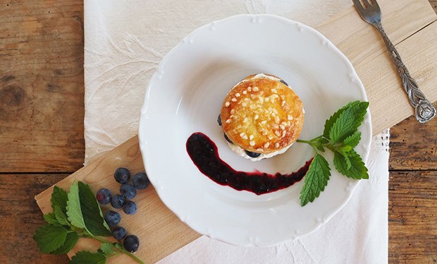 Süßer Burger trifft frische Beeren