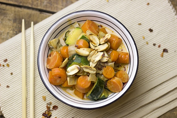 Gemüse-Curry mit gerösteten Erdnüssen
