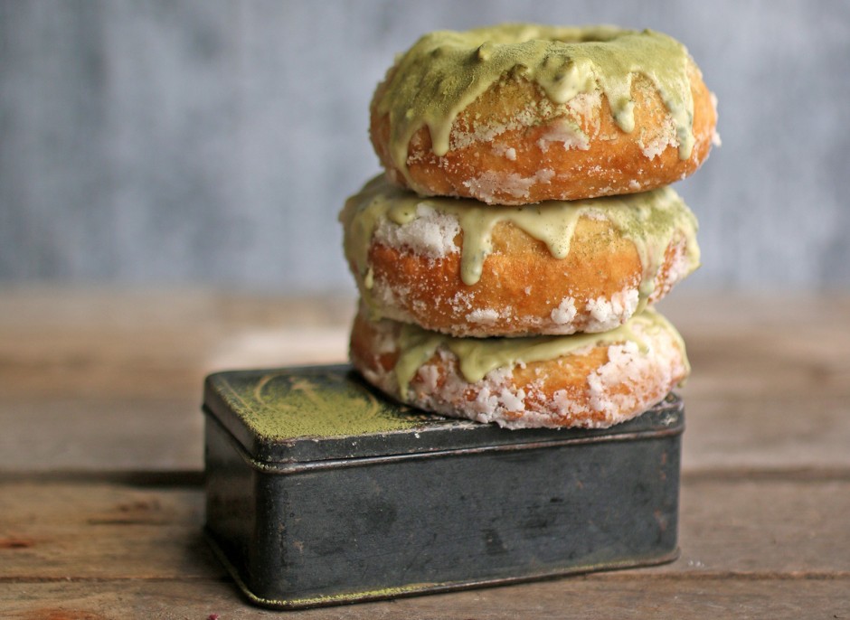 Donut mit Matcha Glasur