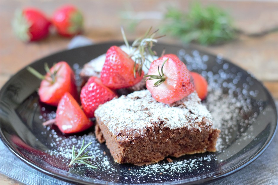 Saftige Brownies mit Erdbeeren vom Grill