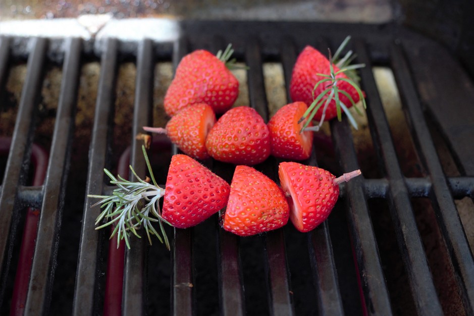 Saftige Brownies mit Erdbeeren vom Grill