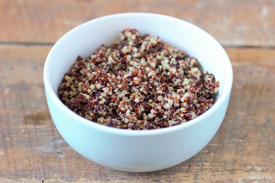 Bunter Quinoa-Salat mit Pfirsich