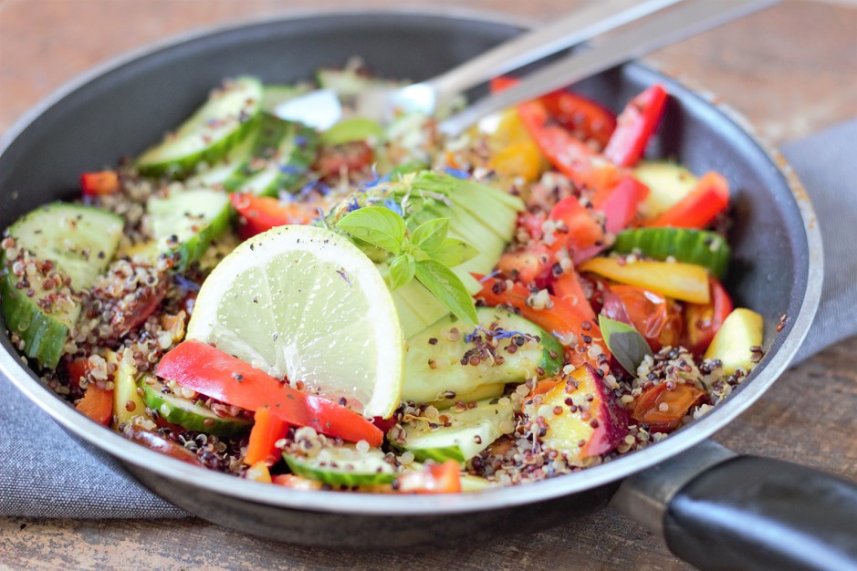 Bunter Quinoa-Salat mit Pfirsich