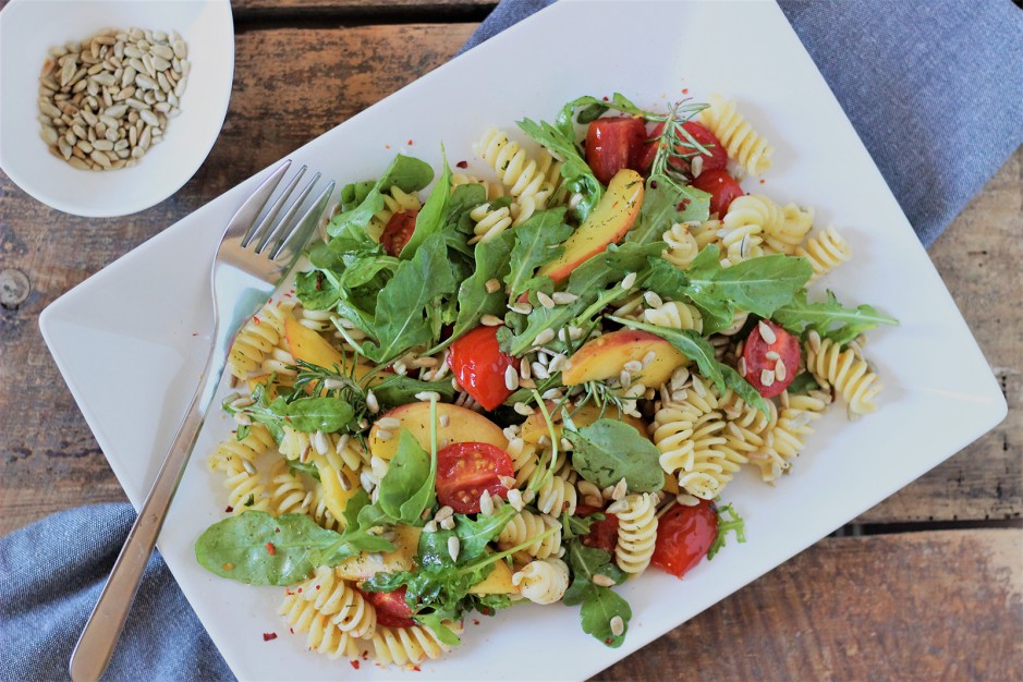 Nudelsalat mit Rucola und Pfirsich