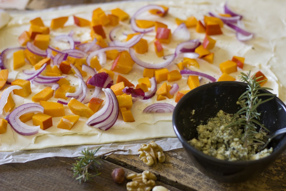 Flammkuchen mit Kürbis und Blauschimmelkäse