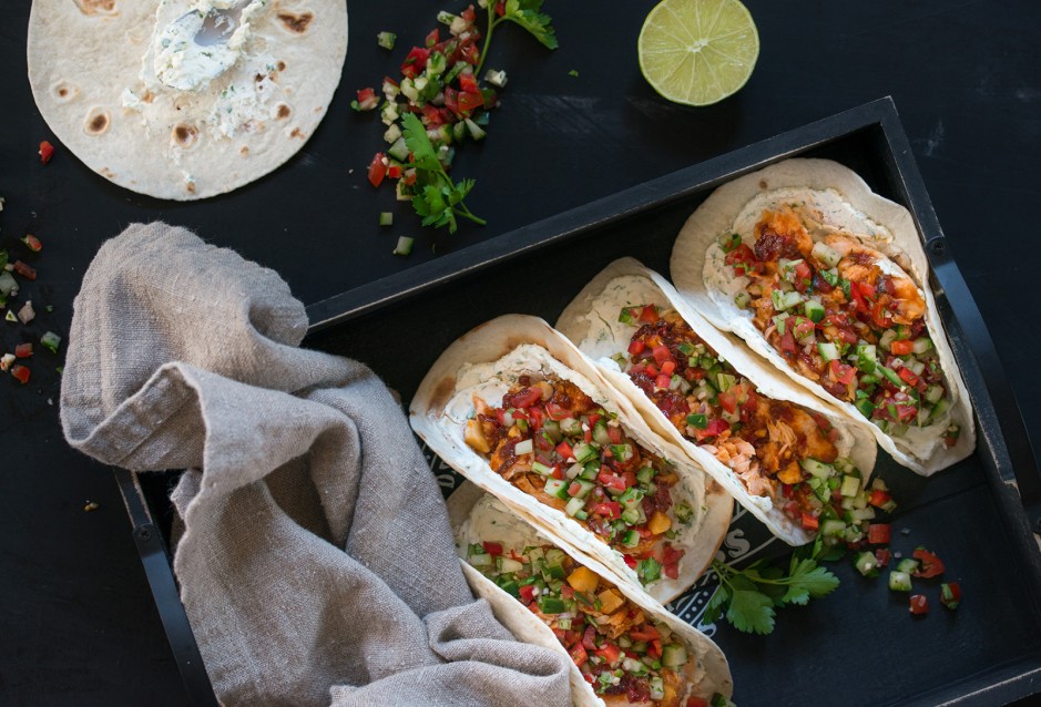 Tortilla mit Pulled Lachs und Salsa