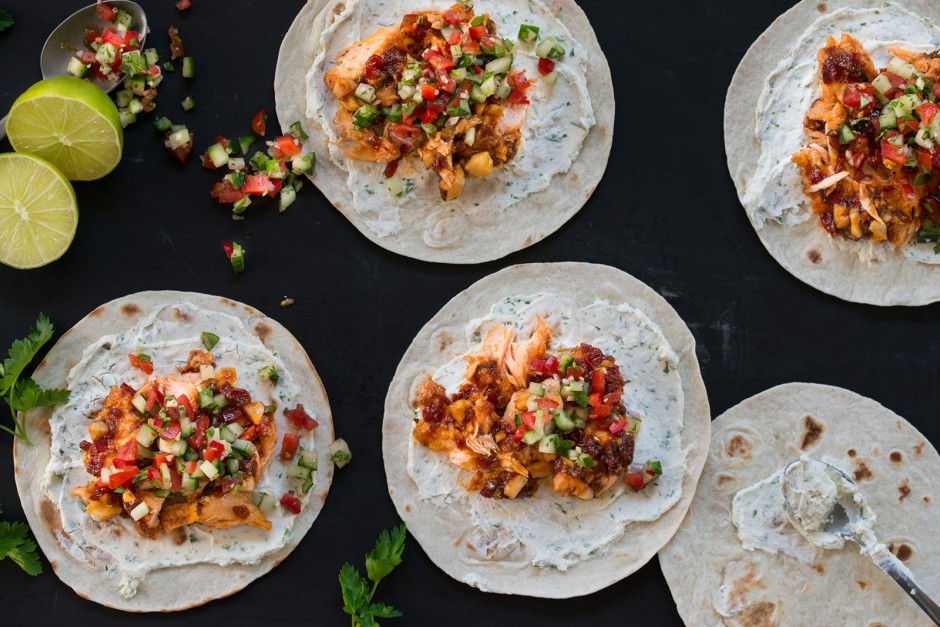 Tortilla mit Pulled Lachs und Salsa