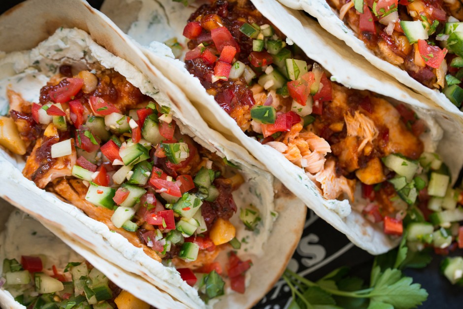 Tortilla mit Pulled Lachs und Salsa