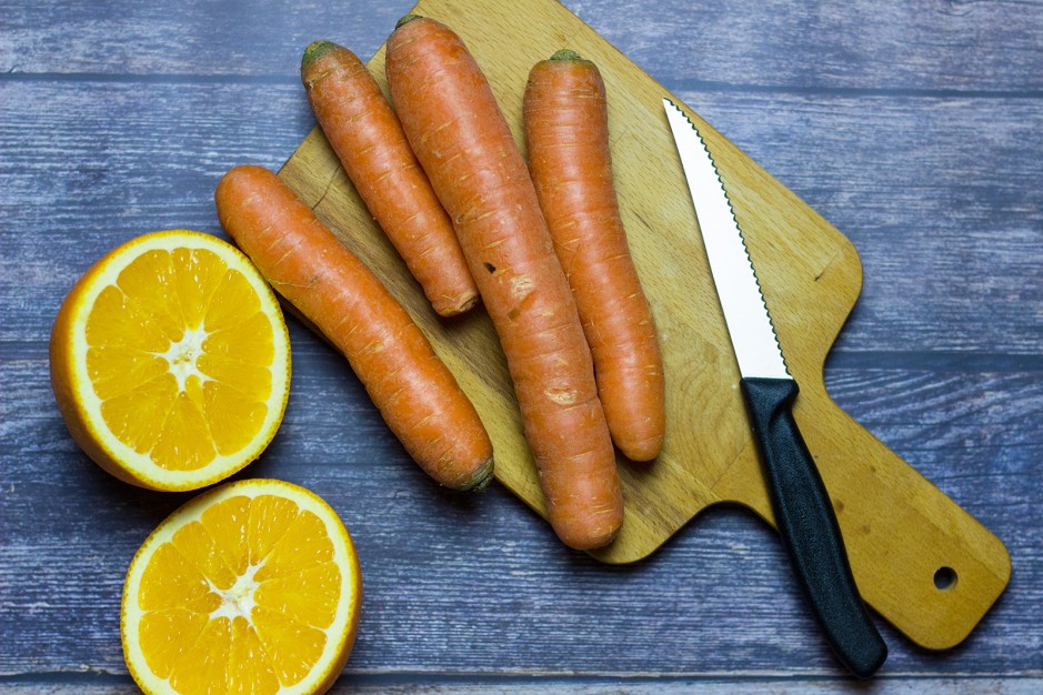 Festliche Karotten-Orangen-Suppe mit gerösteten Haselnüssen