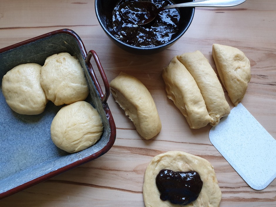 Buchteln mit Powidl gefüllt und Vanillesauce