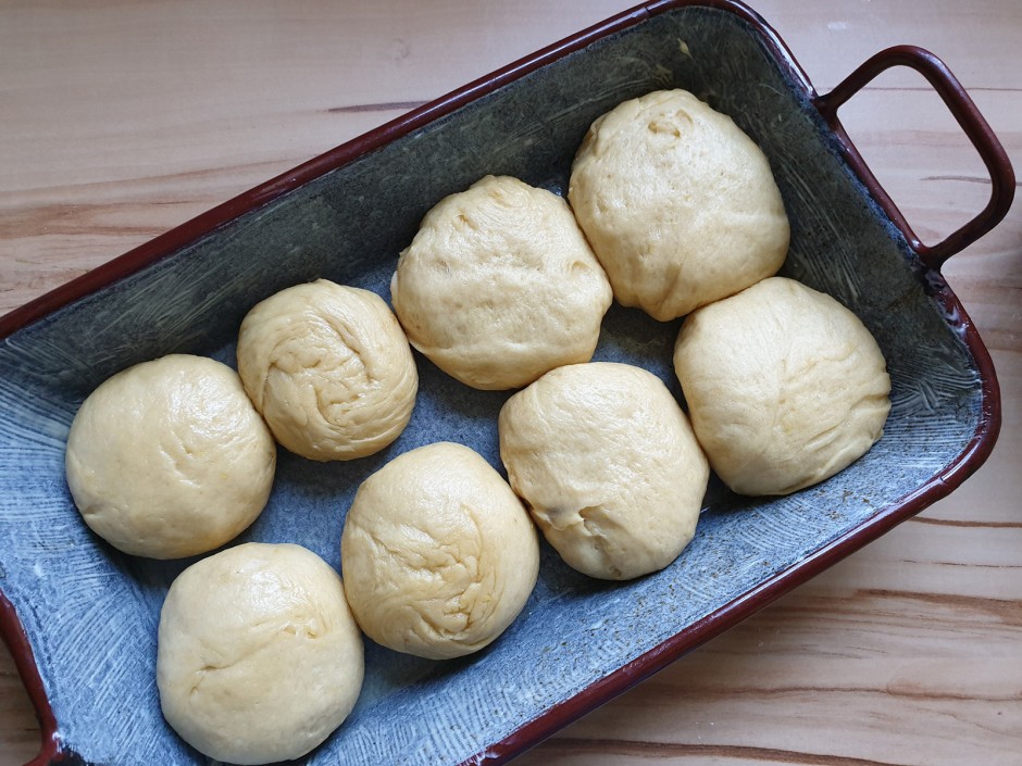 Buchteln mit Powidl gefüllt und Vanillesauce