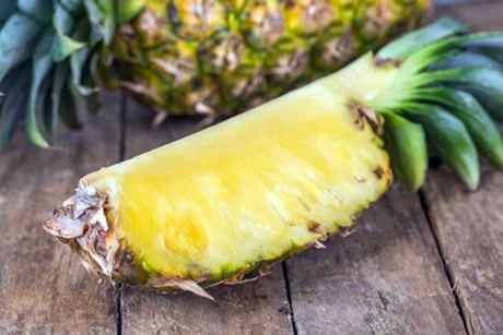 Wie isst man eine Ananas?