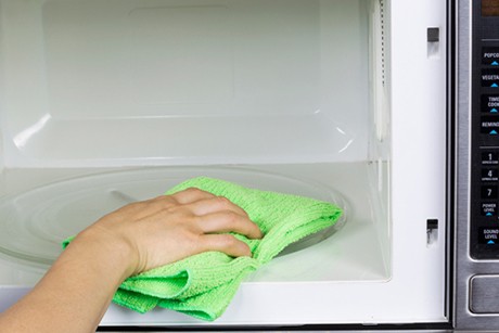Mikrowelle reinigen mit dem Schalen-Trick