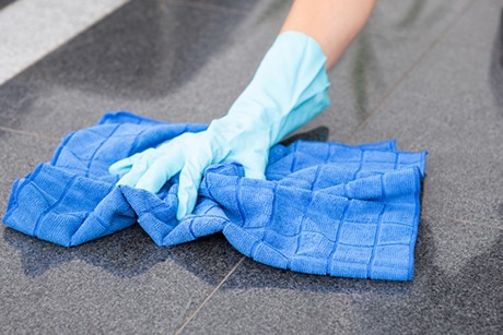 Fußboden reinigen: Tipps für Laminat, Teppich, Fliesen und Co.