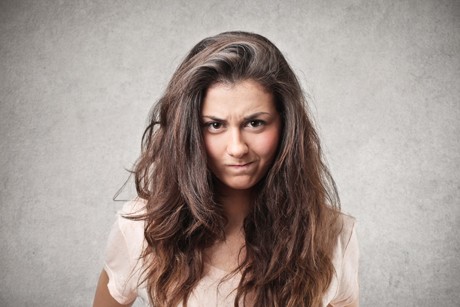 Fettige Haare richtig bekämpfen