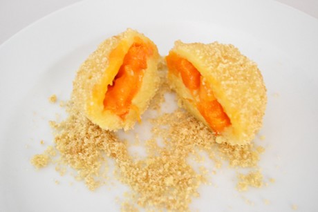 Saftige Marillenknödel aus Topfenteig