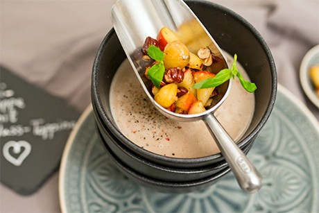 Maronicremesuppe mit herbstlicher Einlage