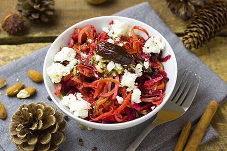 Wurzelgemüse-Salat mit Dattelpesto und Schafkäse