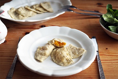Gefüllte Kürbiskern-Nudeltaschen in Kernölsauce