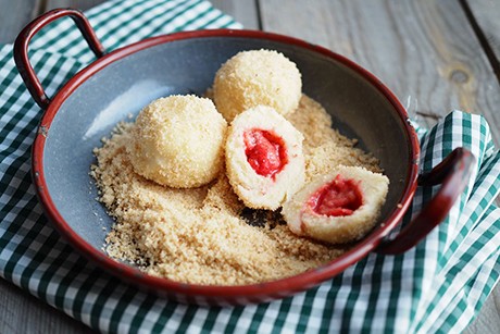 Erdbeerknödel aus Topfenteig