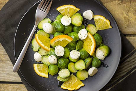 Kohlsprossensalat mit Orangen und Mozzarella