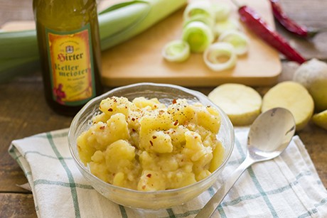 Kartoffelsalat mit Bier, Lauch und Chili