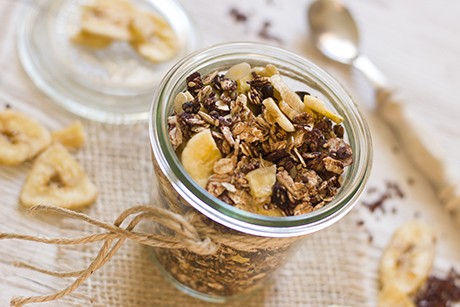 Selbstgemachtes Bananensplit-Müsli