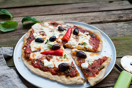 Pizza vom Grill mit Sardellenfilets & Schafkäse