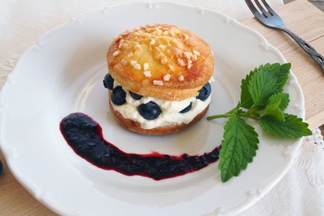 Süßer Burger trifft frische Beeren