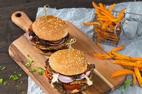 Veggie Burger mit Süßkartoffelsticks