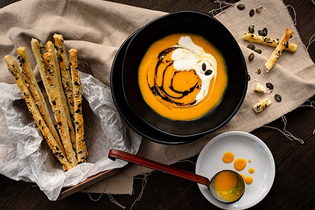 Kürbiscremesuppe mit Kürbiskernsticks