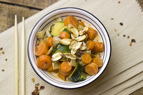 Gemüse-Curry mit gerösteten Erdnüssen