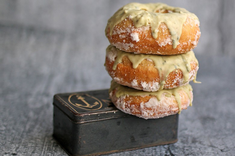 Donut mit Matcha Glasur