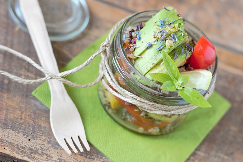 Bunter Quinoa-Salat mit Pfirsich